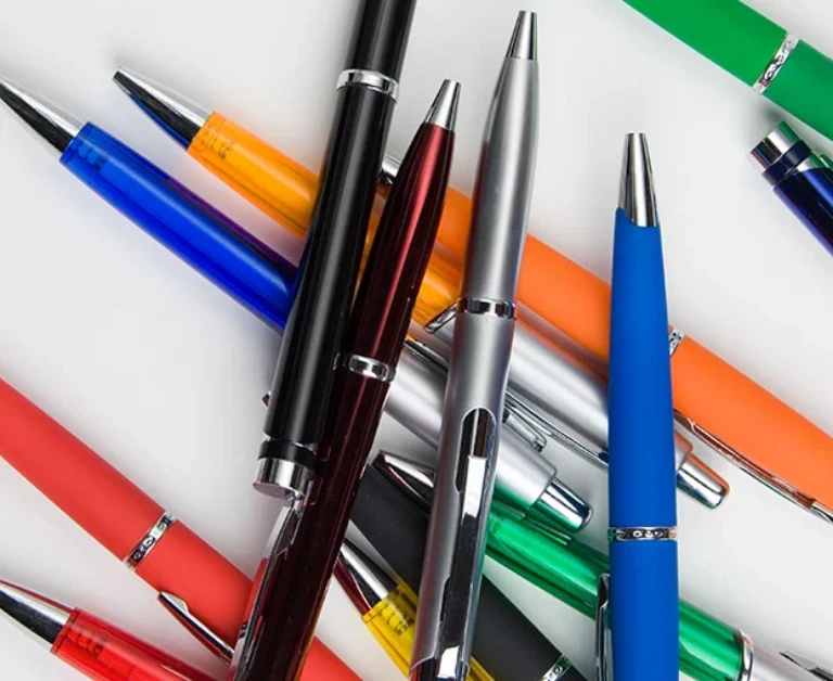 długopisy na kolorowym tle